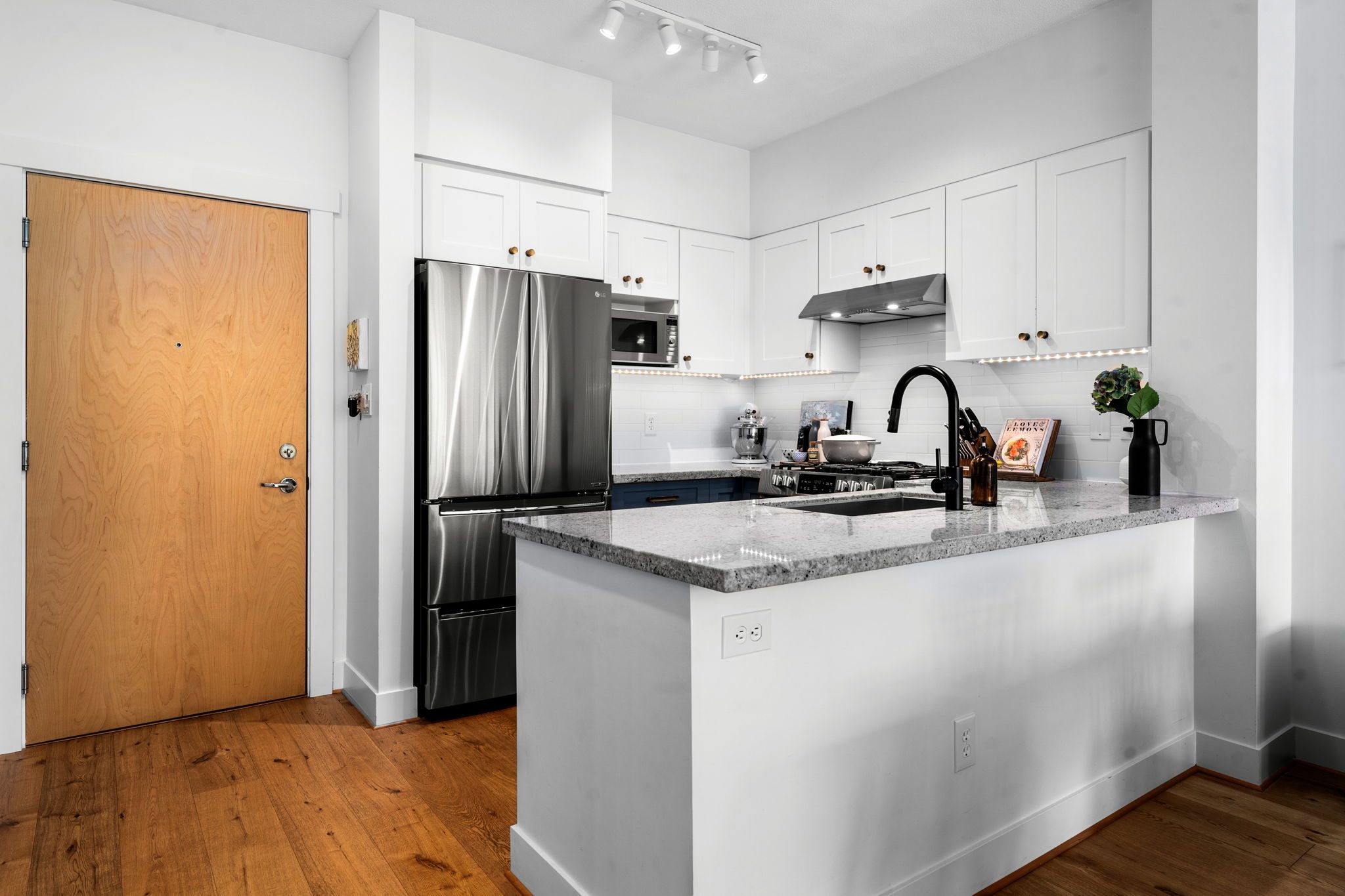 401 2601 Whiteley Court photo 3