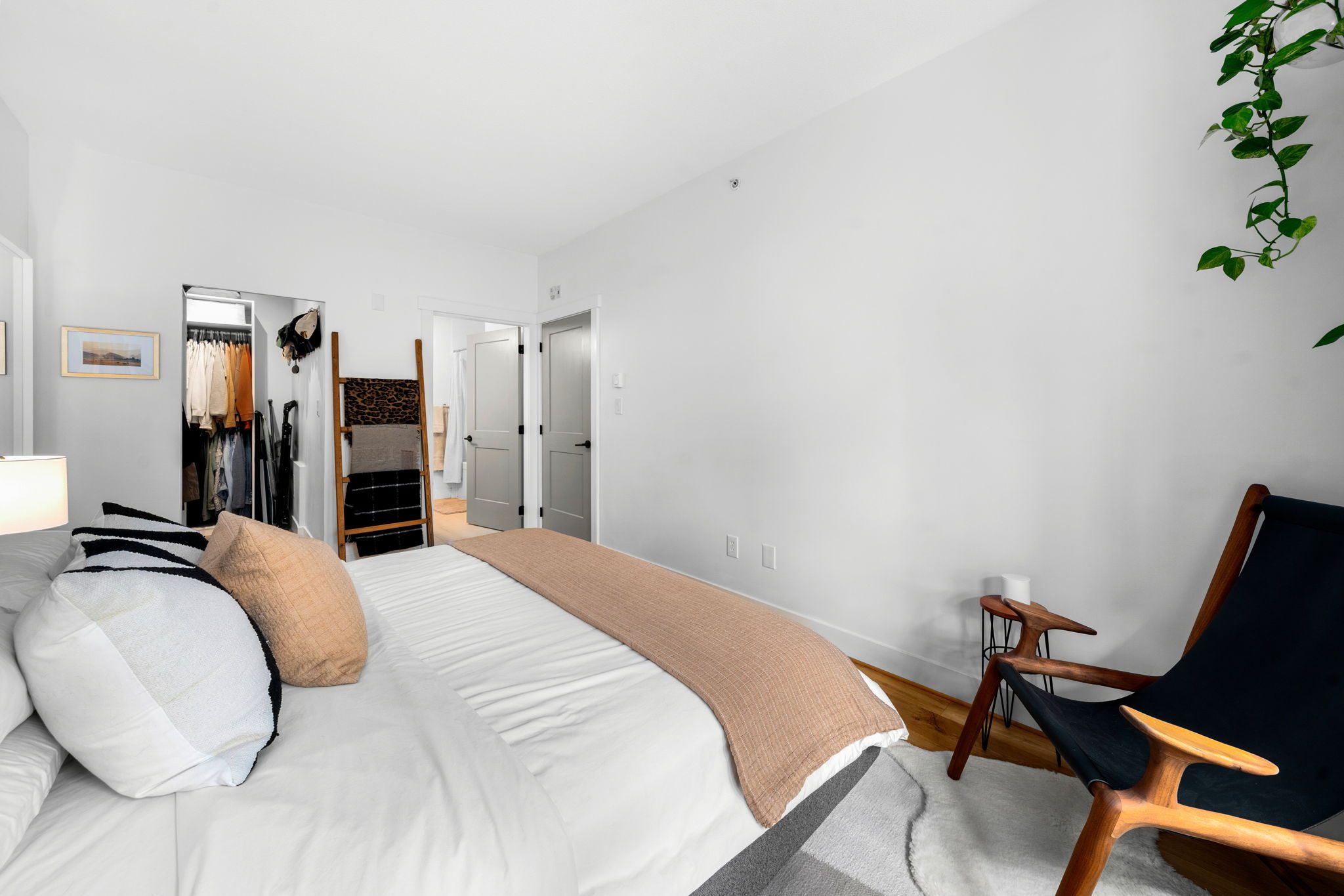 401 2601 Whiteley Court photo 38