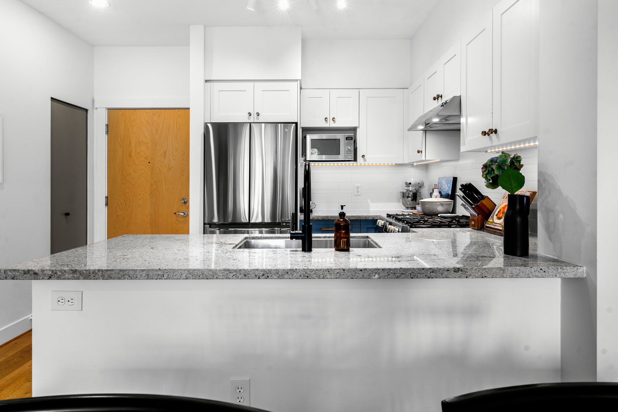 401 2601 Whiteley Court photo 8